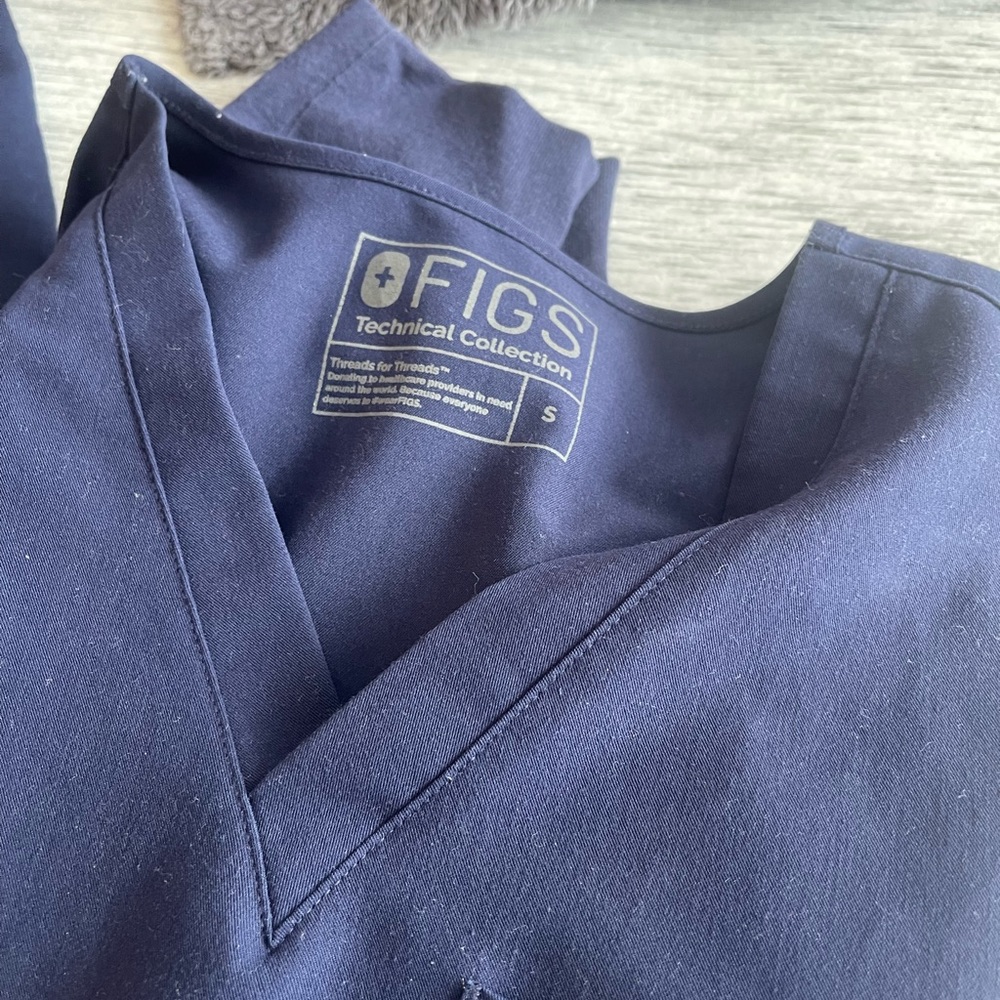 Scrub top - Picture 2 of 3
